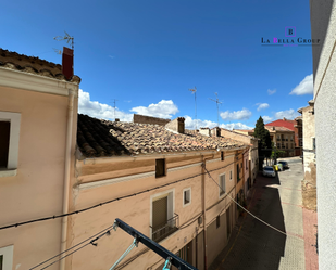 Vista exterior de Casa adosada en venda en Quel amb Balcó