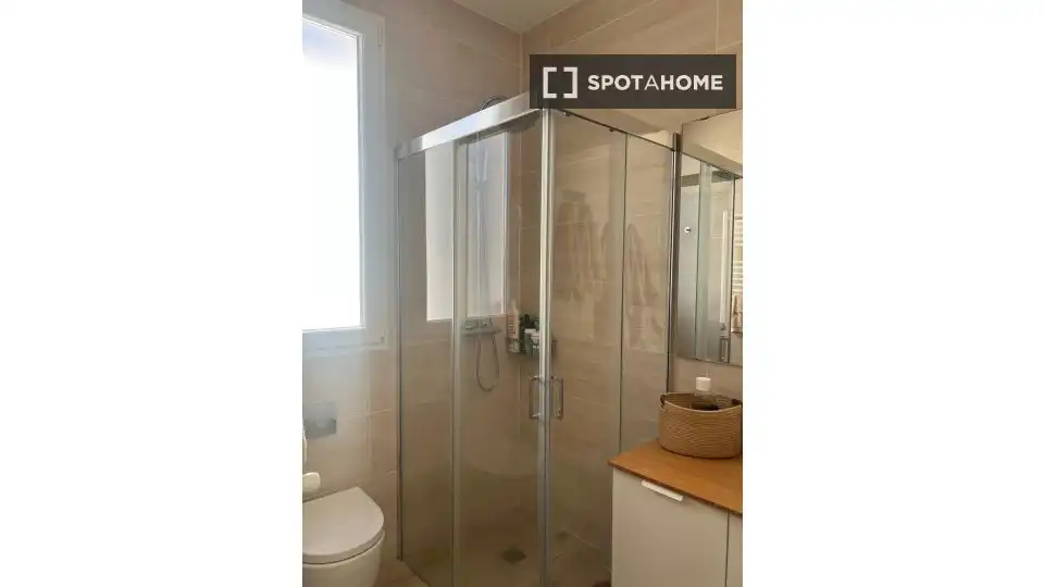Bathroom of Flat for rent in Madrid  with Air Conditioner, Heating and Furnished