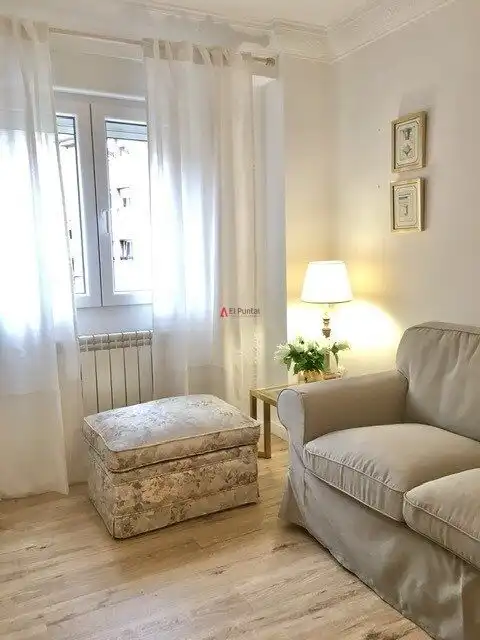 Sala d'estar de Pis de lloguer en Santander amb Calefacció, Parquet i Moblat