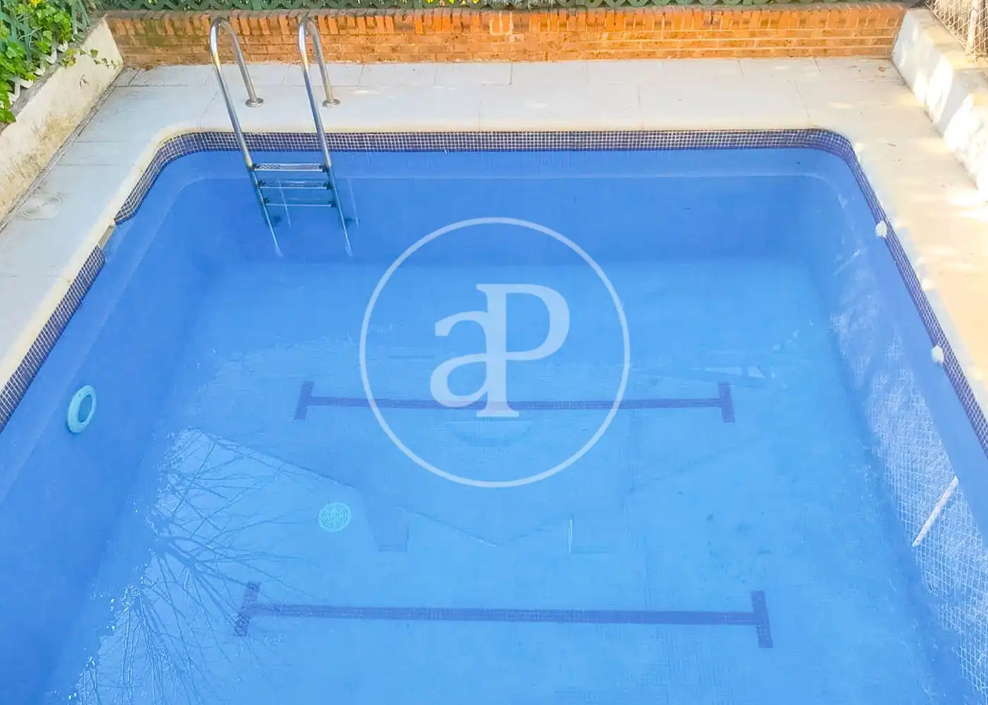 Piscina de Casa adosada en venta en Madrid con Aire acondicionado, Calefacción y Jardín privado