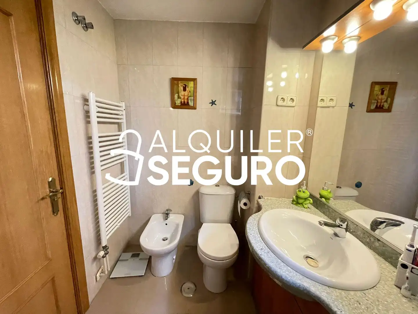 Baño de Piso de alquiler en Madrid con Calefacción, Trastero y Piscina