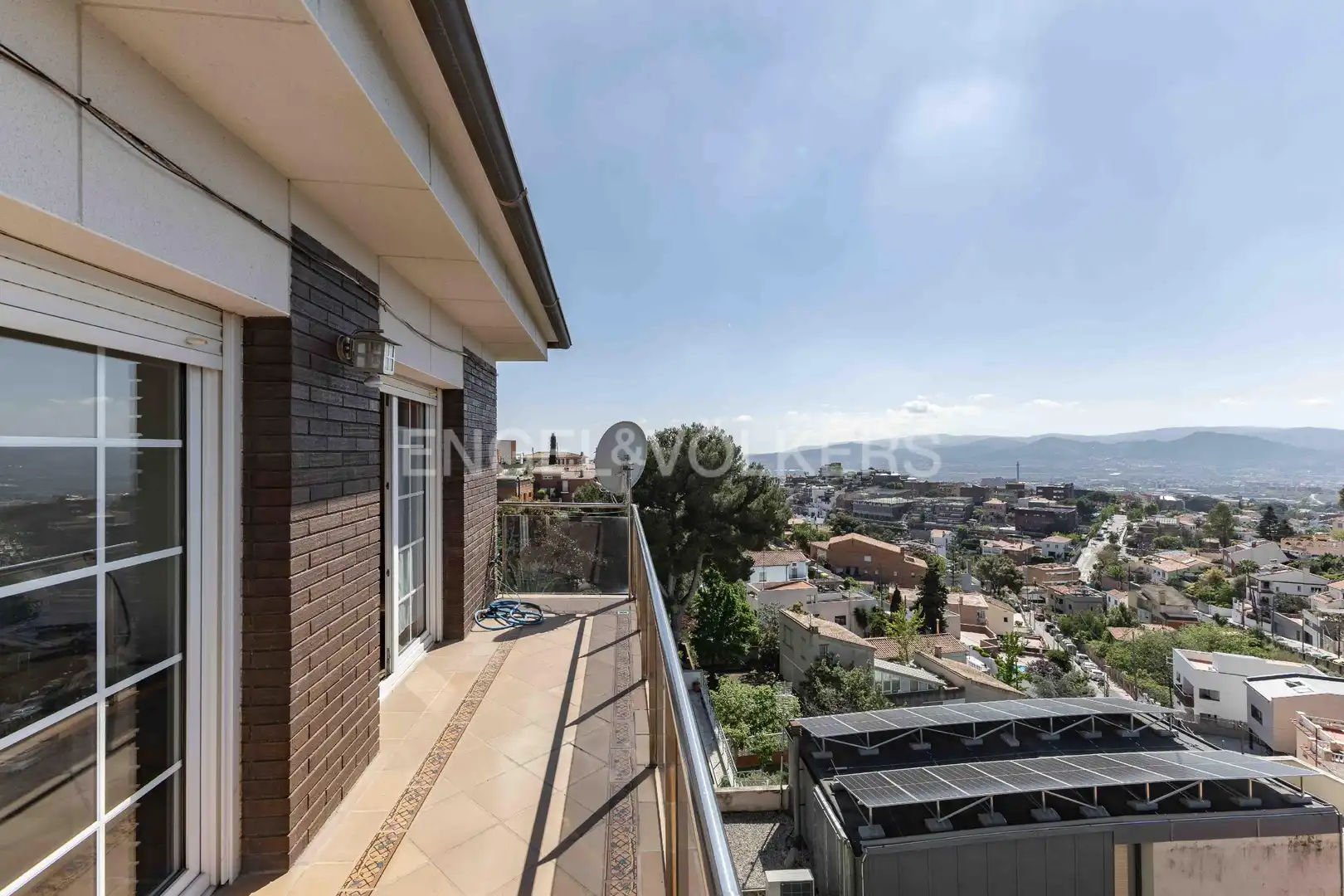 Vista exterior de Casa o chalet en venta en Esplugues de Llobregat con Aire acondicionado, Calefacción y Jardín privado