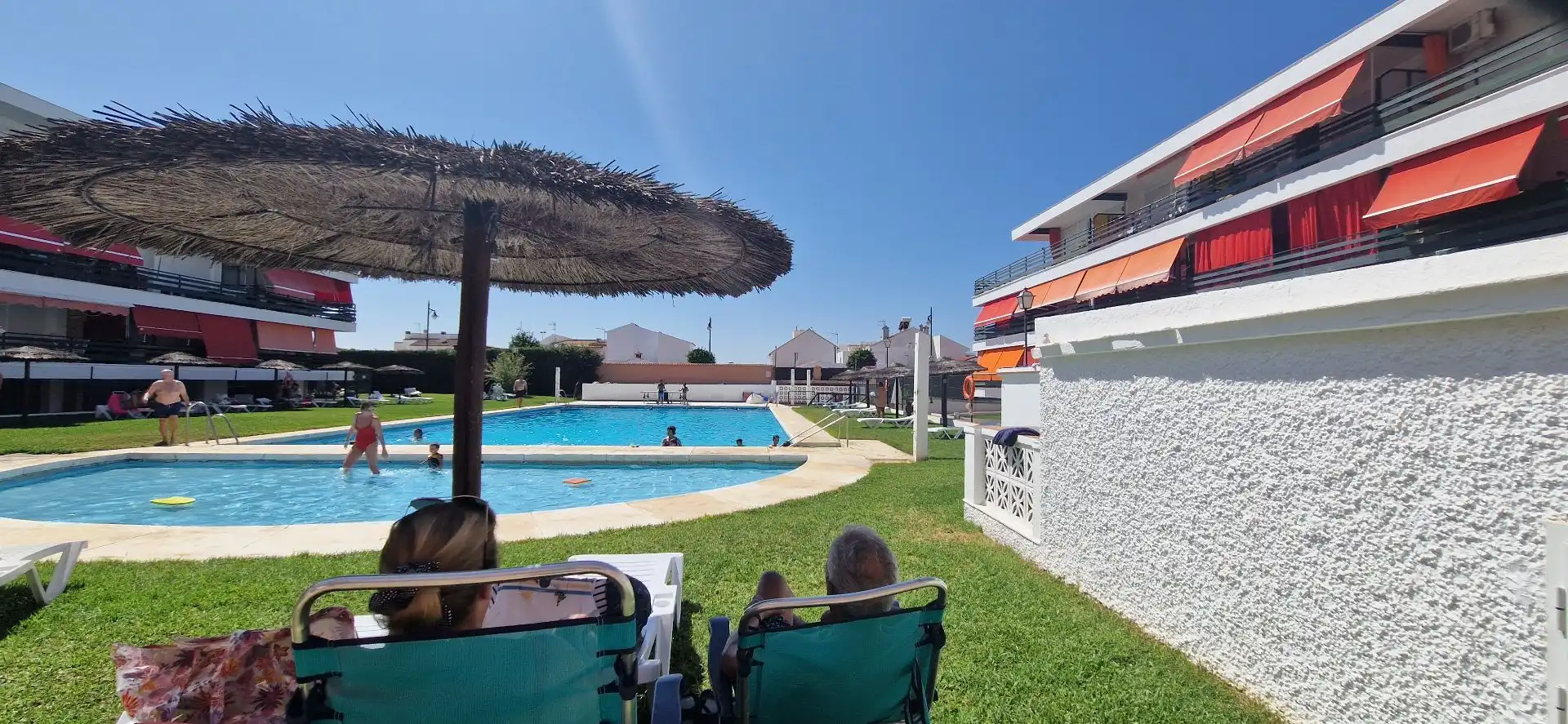 Schwimmbecken von Wohnung zur Miete in El Rompido mit Klimaanlage, Terrasse und Gemeinschaftspool