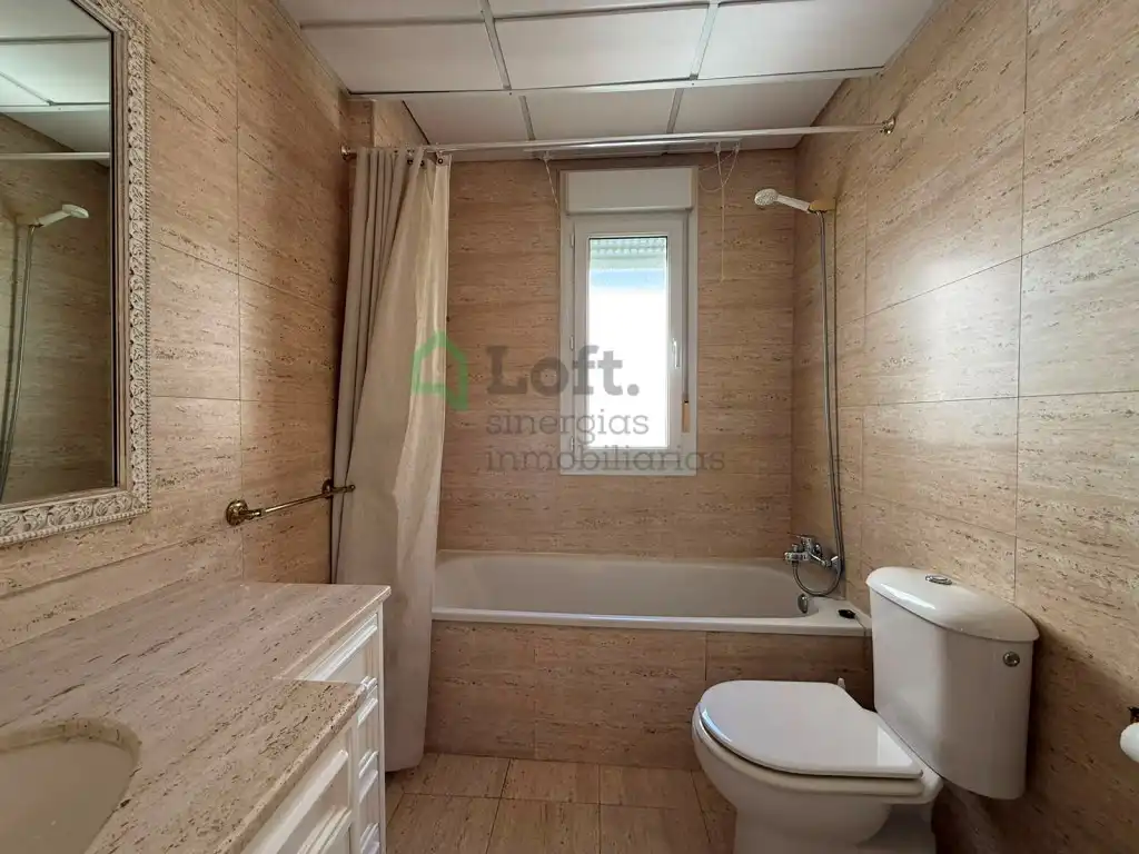Badezimmer von Dachboden zur Miete in Badajoz mit Klimaanlage, Privatgarten und Terrasse
