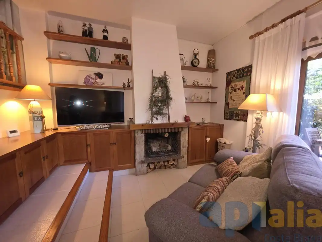 Sala de estar de Casa adosada en venta en Castell d'Aro, Platja d'Aro i s'Agaró con Calefacción, Jardín privado y Piscina comunitaria