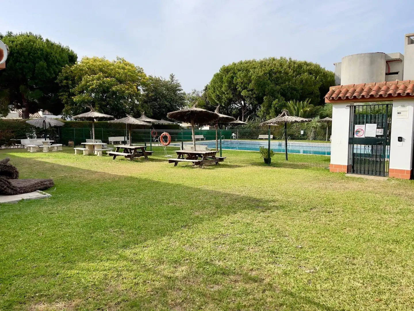 Piscina de Casa adosada en venda en Chiclana de la Frontera amb Aire condicionat, Jardí privat i Terrassa