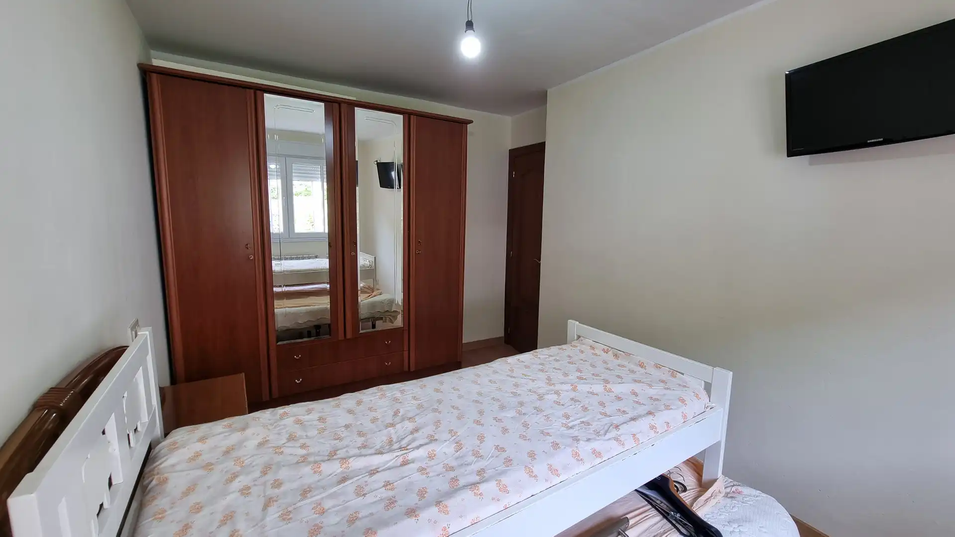 Dormitori de Casa adosada en venda en Cabrales amb Calefacció i Moblat