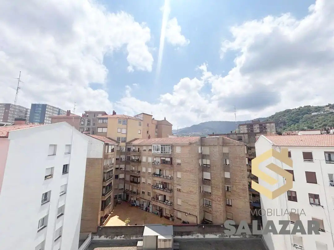 Vista exterior de Piso de alquiler en Bilbao  con Calefacción