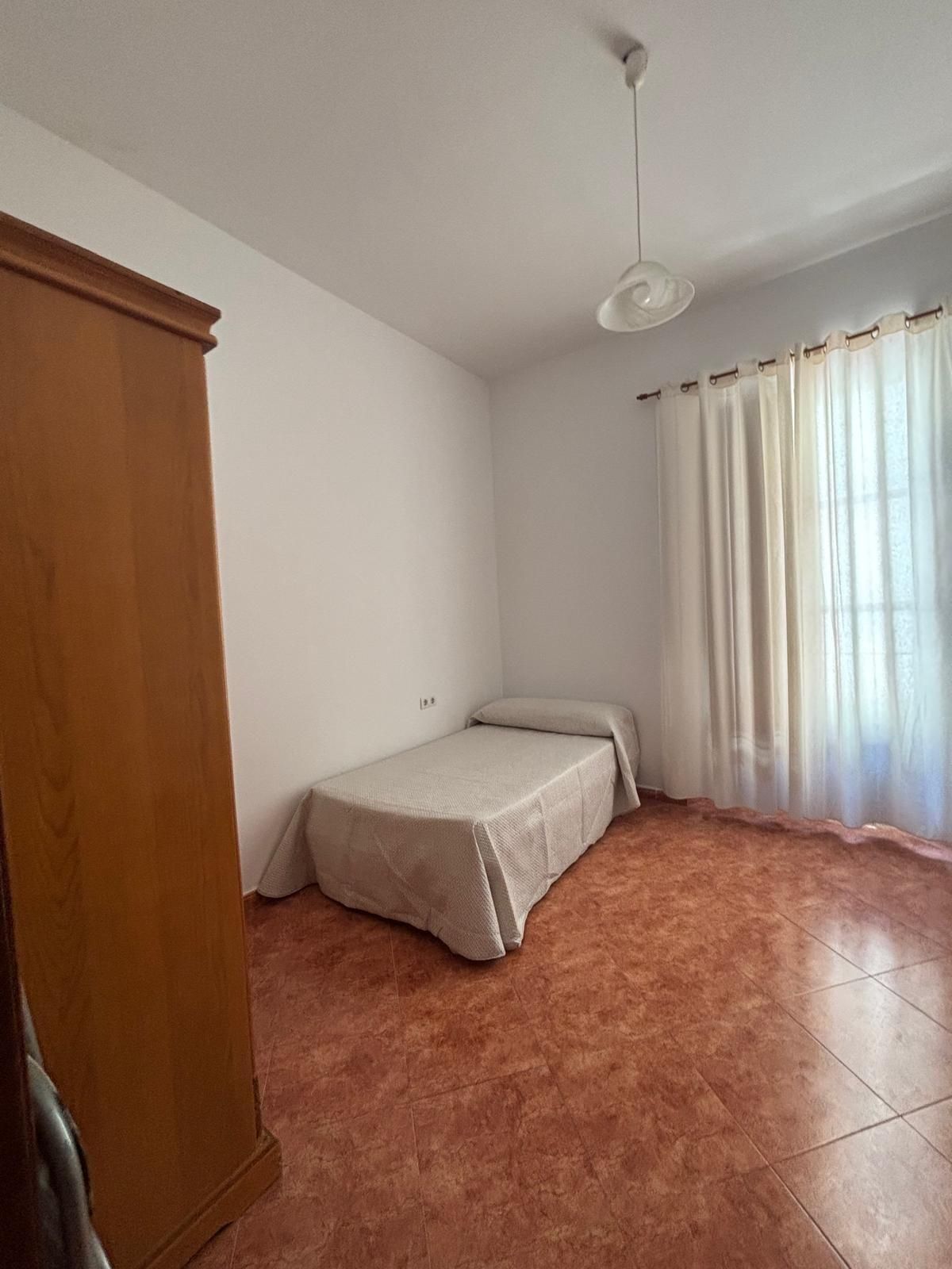 Bedroom of Flat to share in  Granada Capital