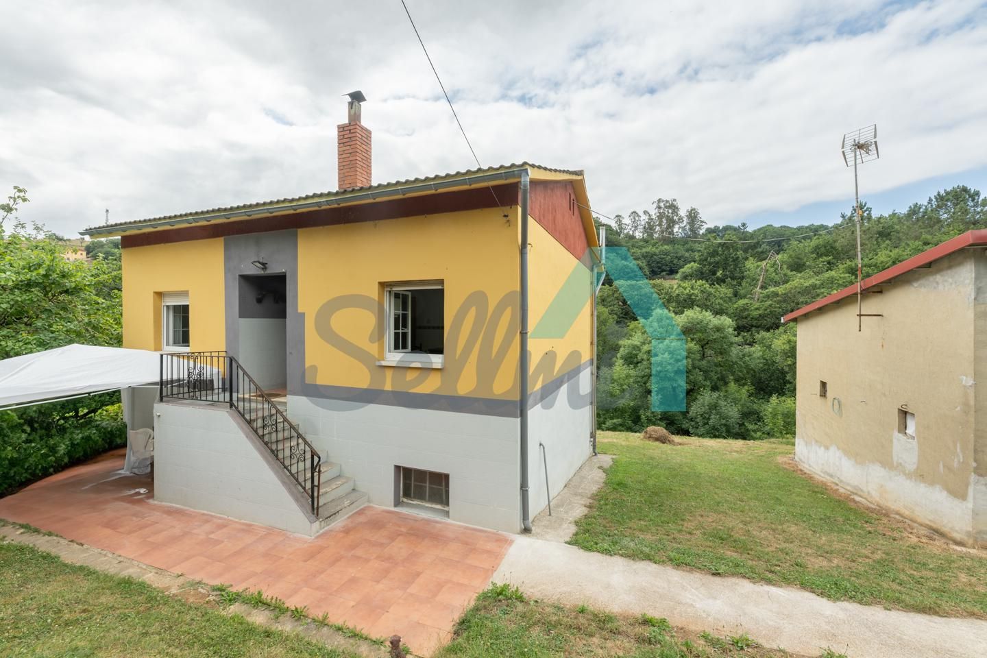 Vista exterior de Casa o xalet en venda en Las Regueras   amb Calefacció, Jardí privat i Terrassa