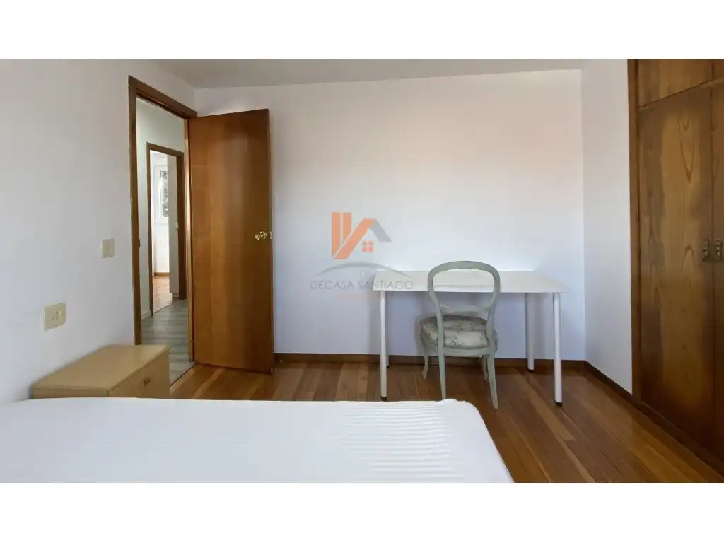 Dormitori de Apartament de lloguer en Santiago de Compostela  amb Terrassa i Moblat