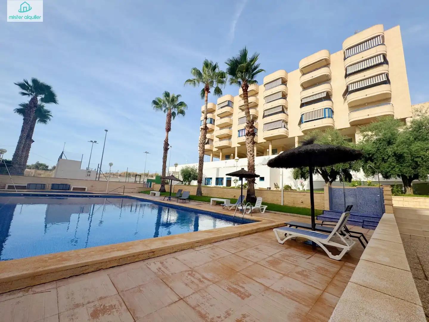 Piscina de Apartamento de alquiler en El Campello con Aire acondicionado, Jardín privado y Terraza