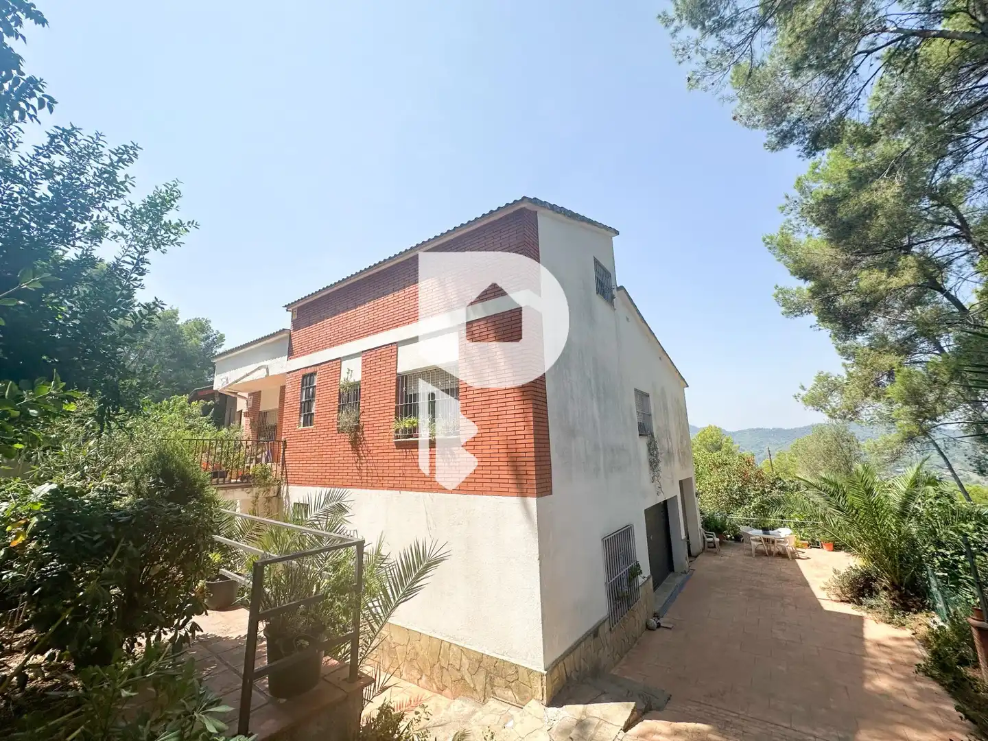 Vista exterior de Casa o xalet en venda en Pallejà amb Aire condicionat, Calefacció i Jardí privat