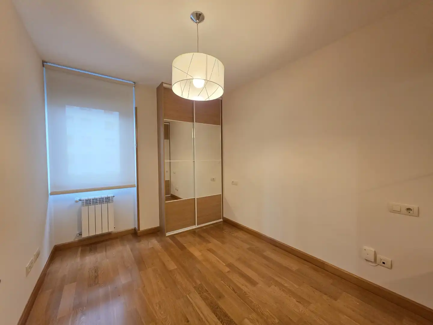 Dormitori de Pis de lloguer en Oviedo  amb Calefacció, Parquet i Traster