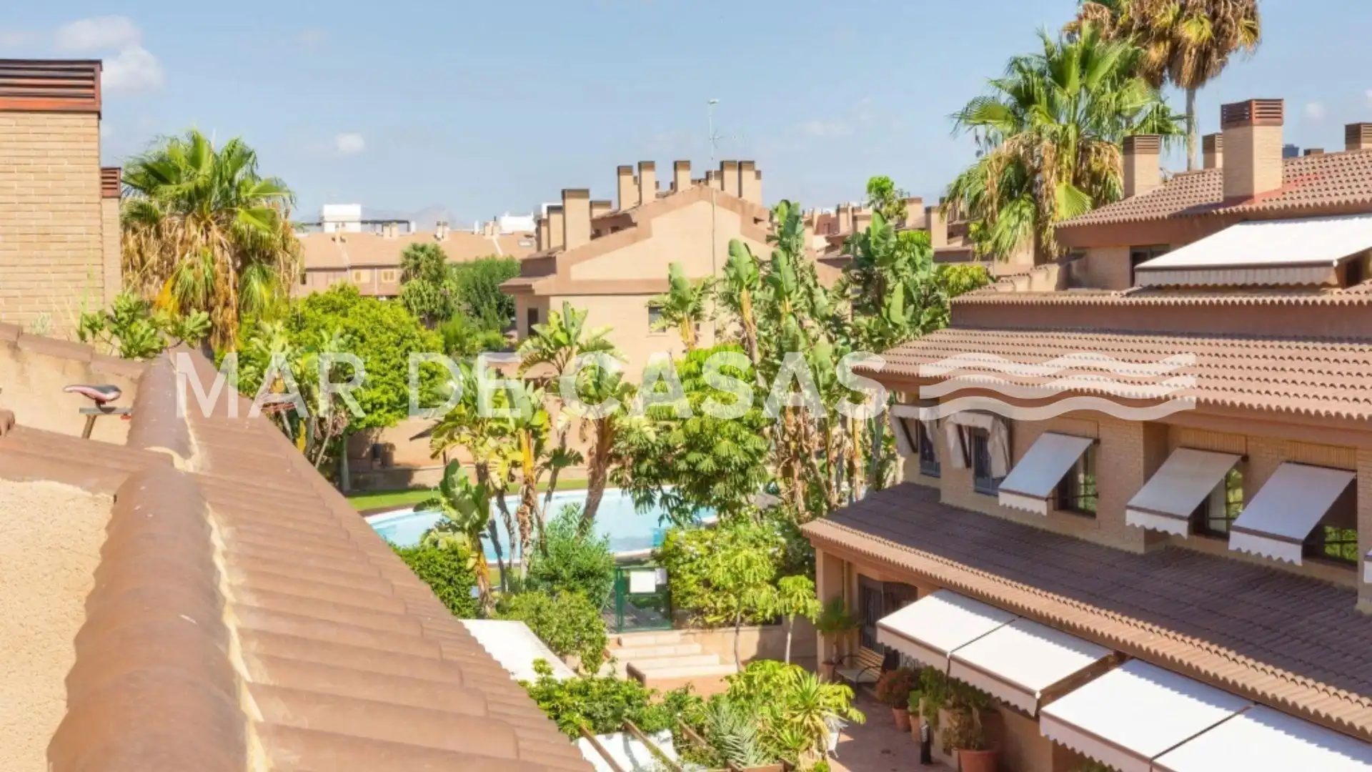 Vista exterior de Casa adosada en venda en Sant Joan d'Alacant amb Aire condicionat, Calefacció i Jardí privat