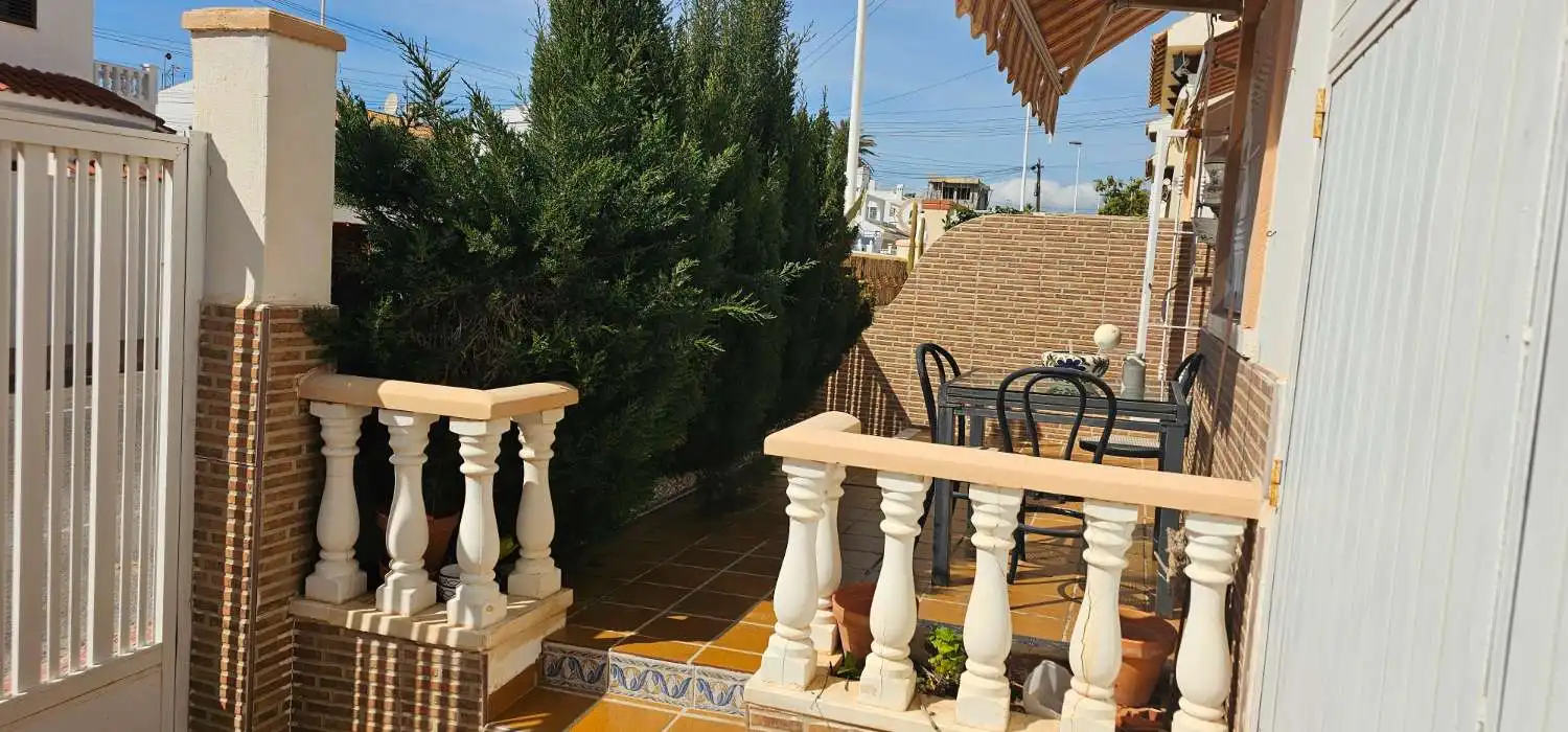 Terrasse von Einfamilien-Reihenhaus zum Verkauf in Torrevieja mit Terrasse, Möbliert und Alarm