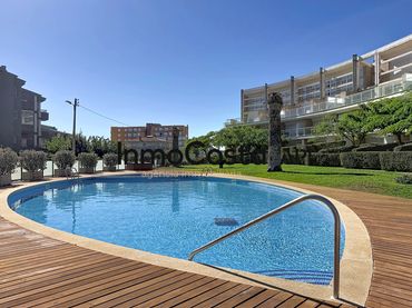 Baixos amb piscina en venda a Carrer Camèlia 7