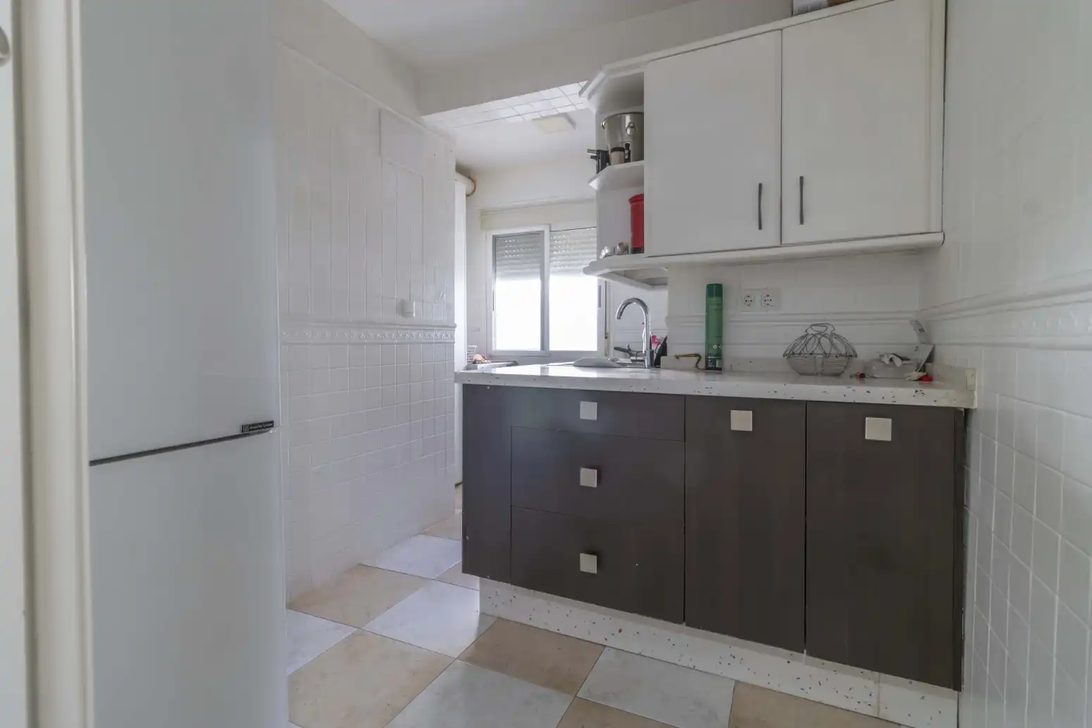 Cuina de Pis de lloguer en San Juan de Aznalfarache amb Aire condicionat i Moblat