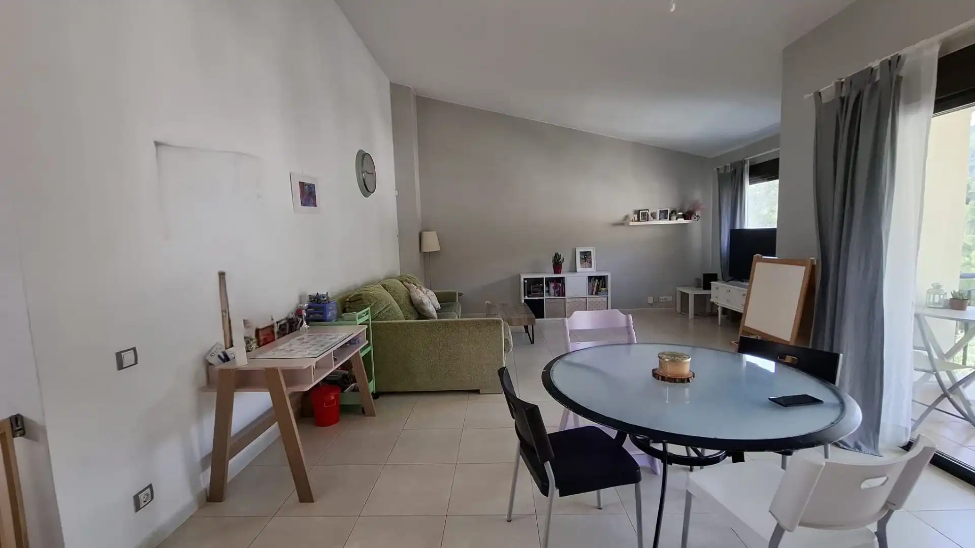 Sala d'estar de Casa adosada en venda en Vallirana amb Aire condicionat i Terrassa