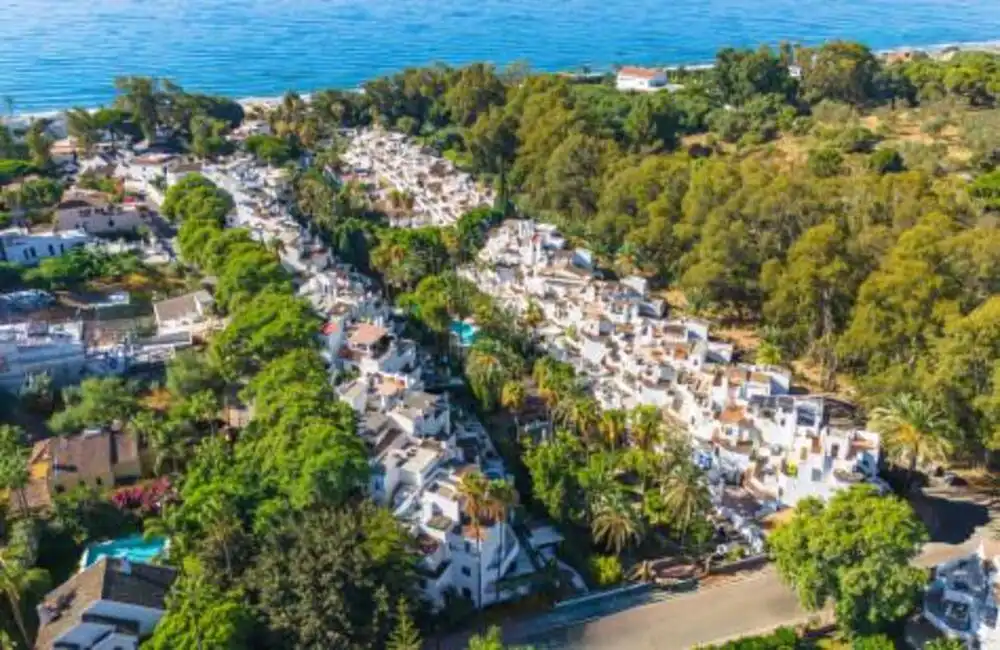 Vista exterior de Apartament en venda en Marbella amb Aire condicionat, Terrassa i Piscina