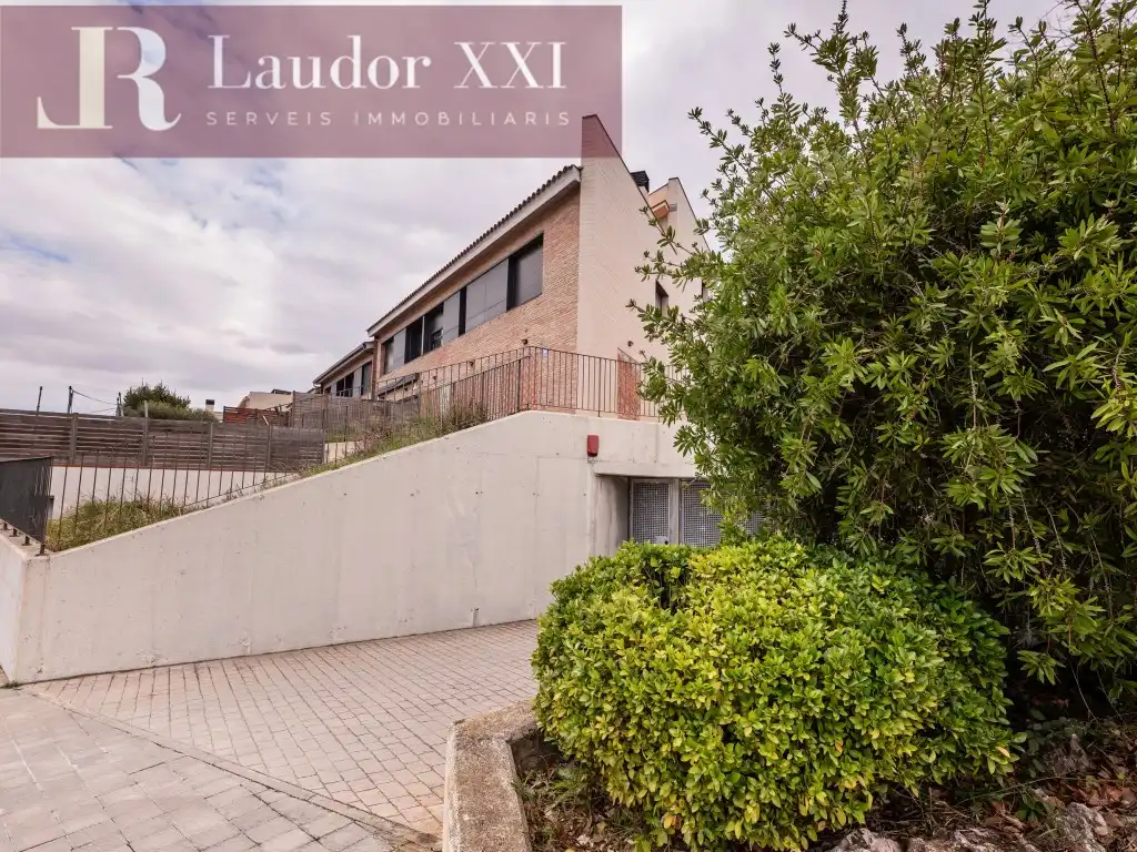 Vista exterior de Casa adosada en venta en Sant Quirze del Vallès