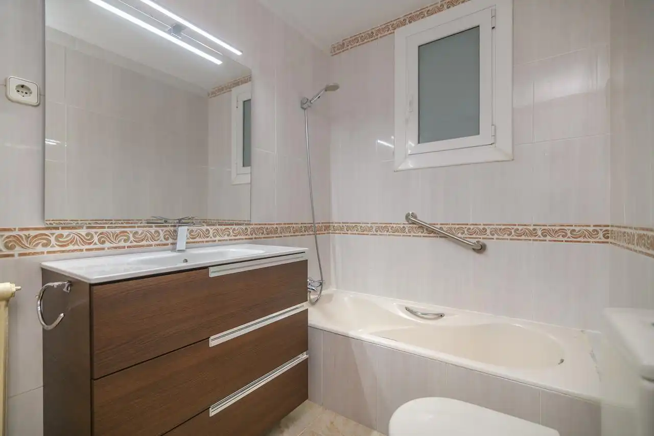 Bathroom of Flat for sale in Barcelona  with Heating, Parquet flooring and Balcony
