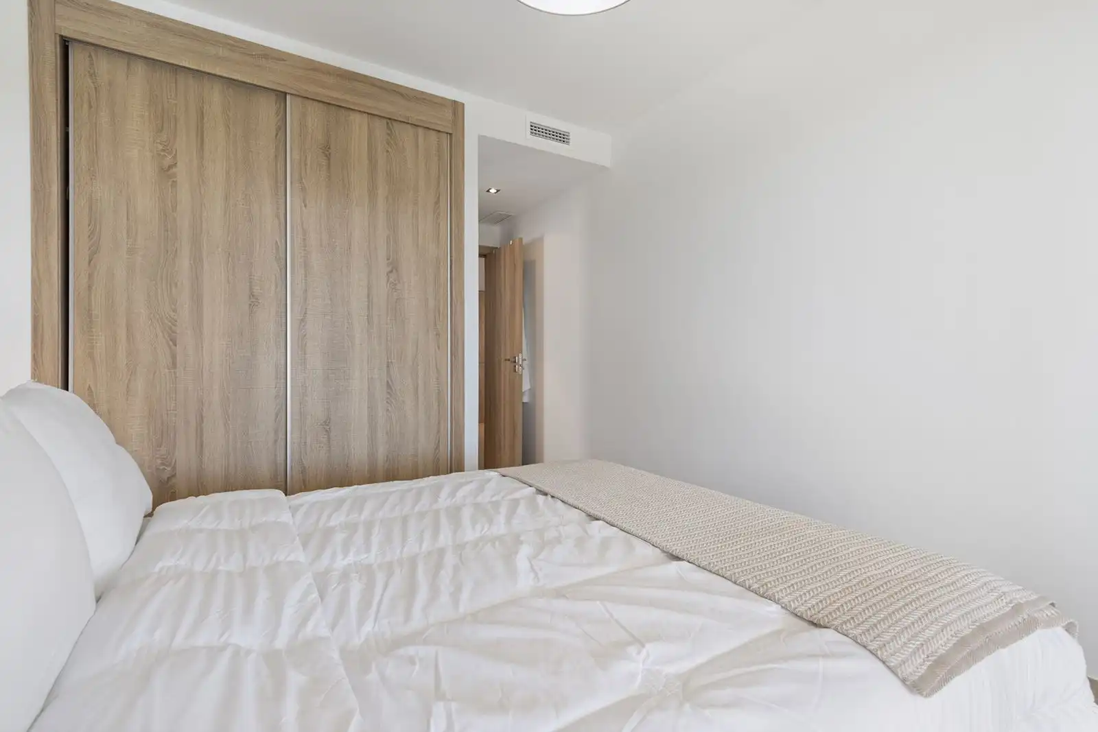 Dormitori de Apartament en venda en Casares amb Aire condicionat, Terrassa i Moblat
