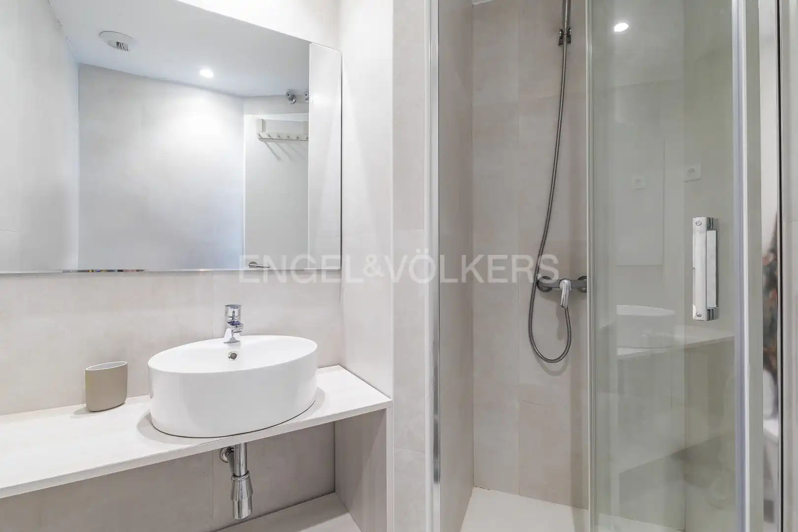 Baño de Apartamento de alquiler en Madrid con Aire acondicionado, Calefacción y Amueblado