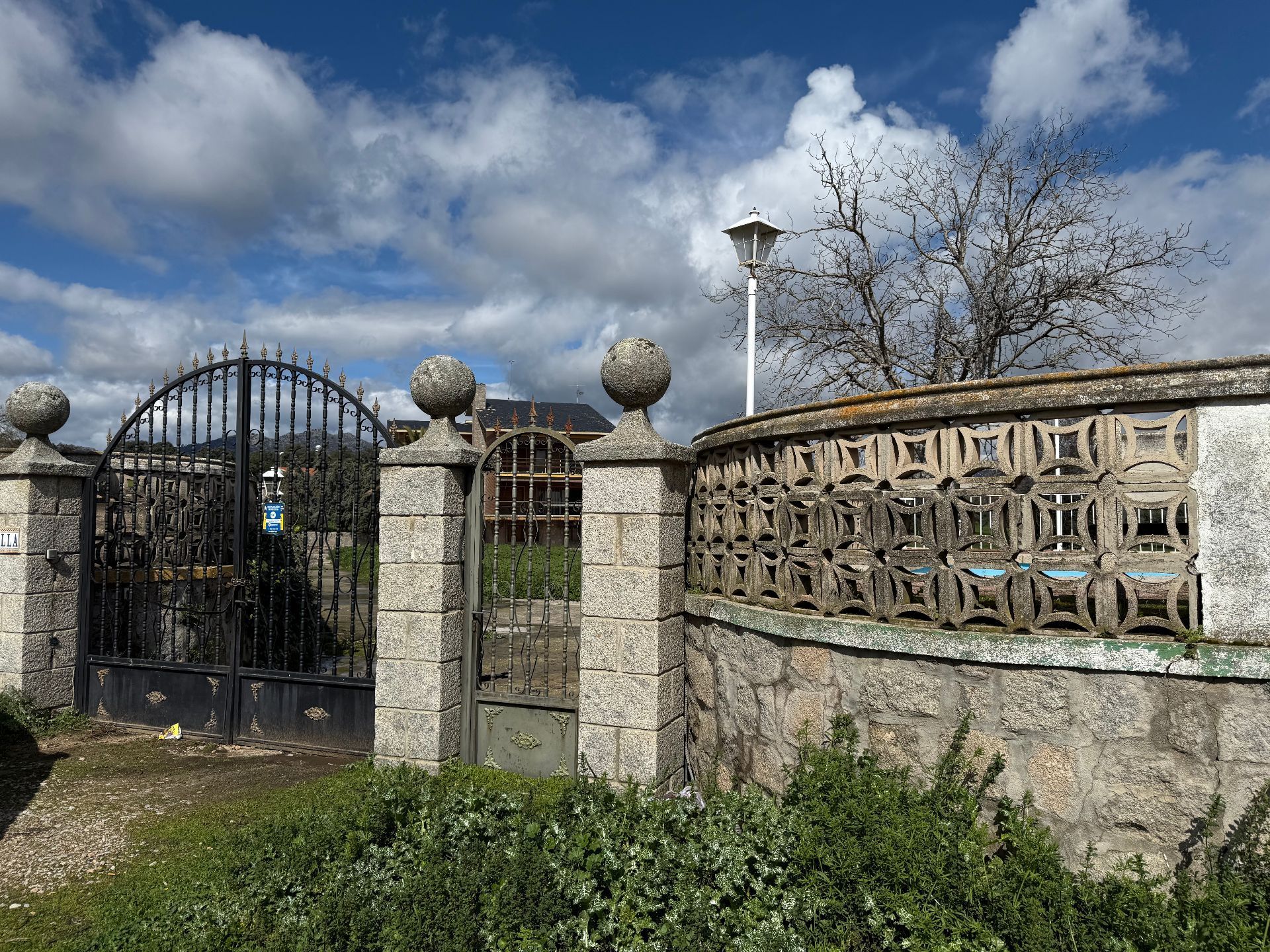 Vista exterior de Casa o xalet en venda en Colmenar del Arroyo amb Calefacció, Jardí privat i Terrassa