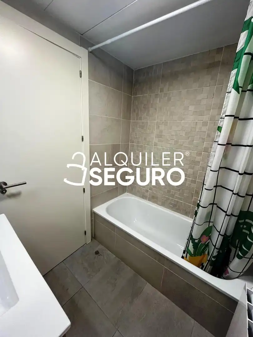 Bathroom of Flat for rent in Valdemoro  with Heating, Terrace and Storage room