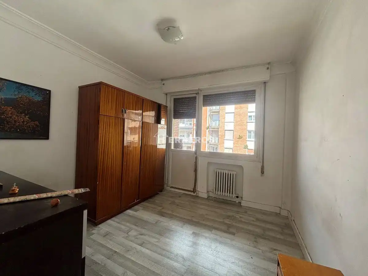 Habitación de Piso en venta en  Logroño con Calefacción, Parquet y Terraza