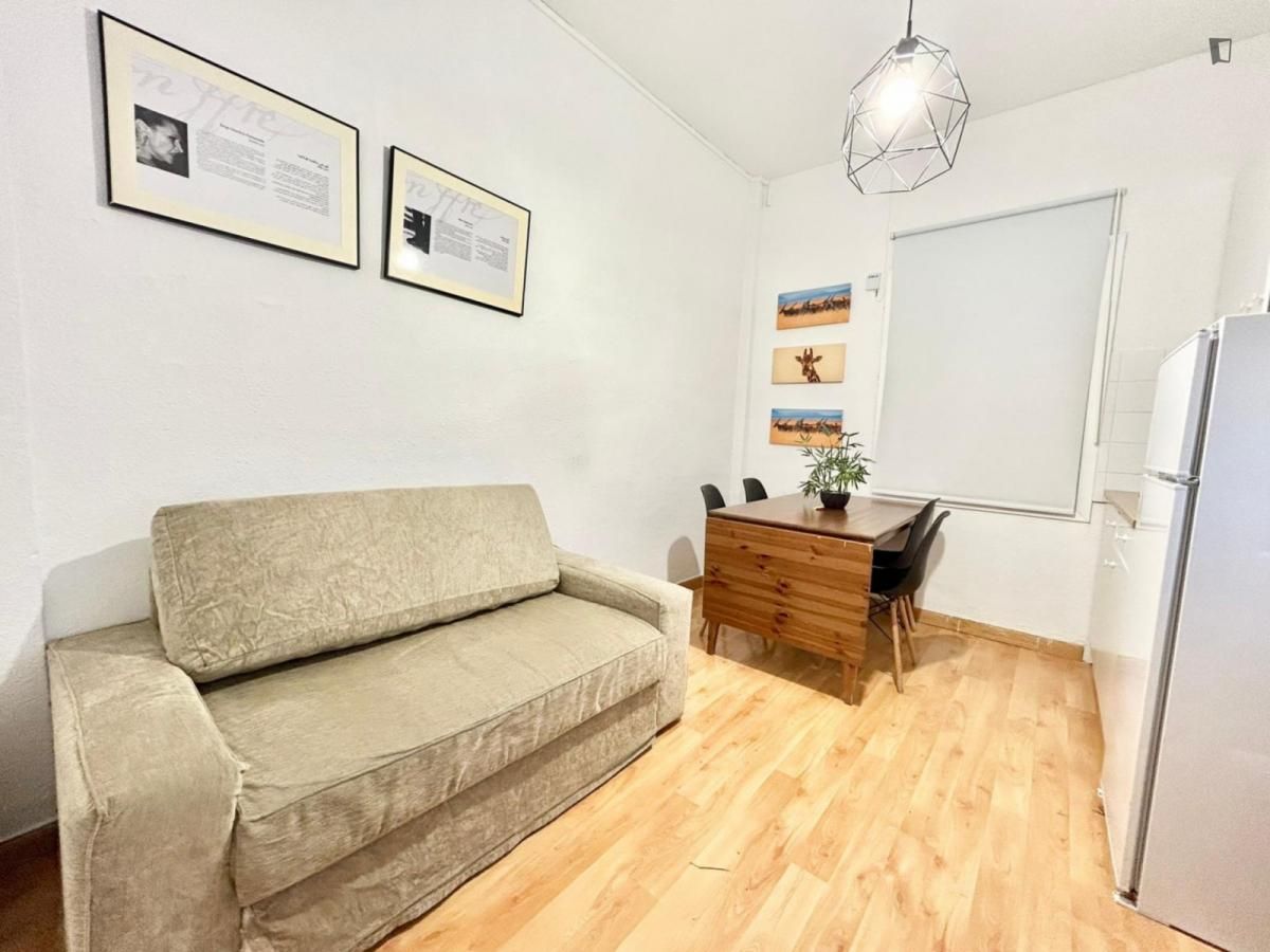 Sala de estar de Apartamento de alquiler en  Madrid Capital con Amueblado, Lavadora y Microondas