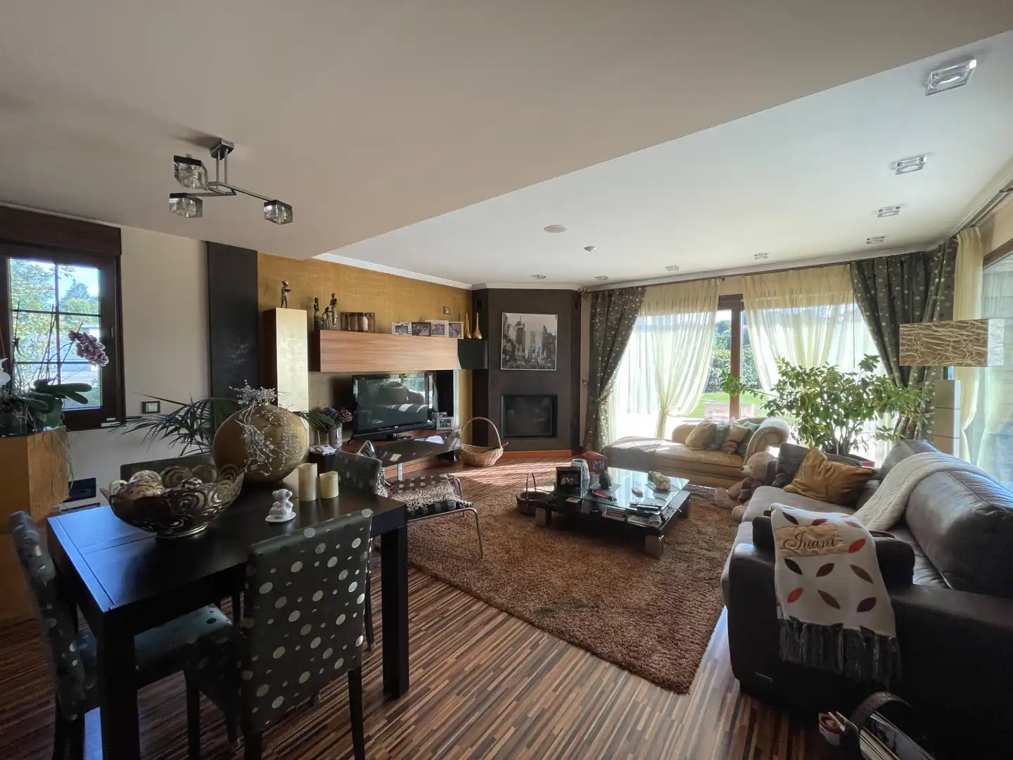 Sala d'estar de Casa o xalet en venda en Gijón  amb Calefacció, Jardí privat i Parquet