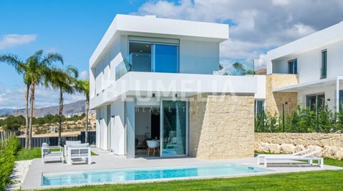 Moderna villa a estrenar a 2 km de playa Poniente en venta en Finestrat