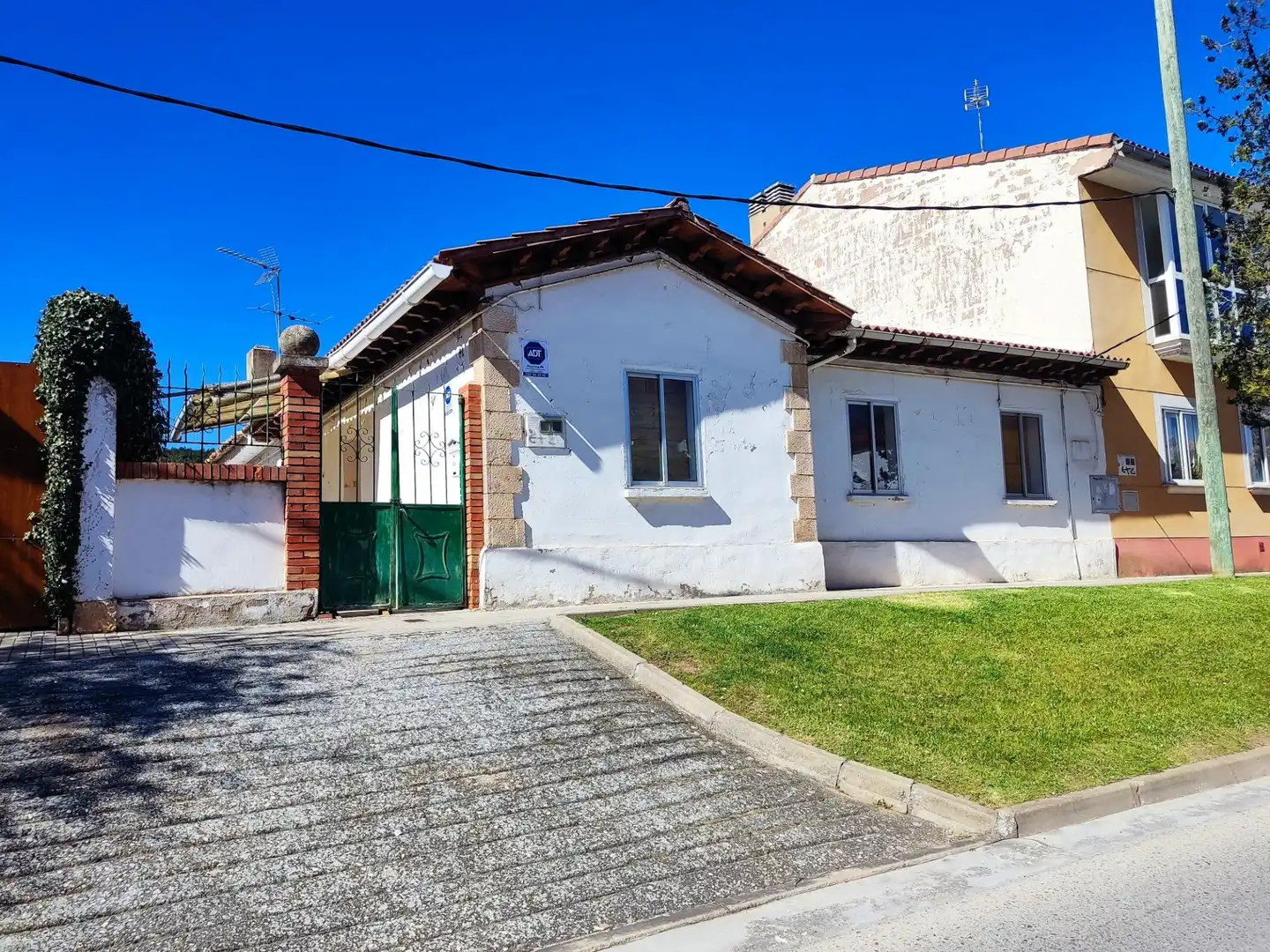 Vista exterior de Casa adosada en venda en Burgos amb Calefacció i Jardí privat