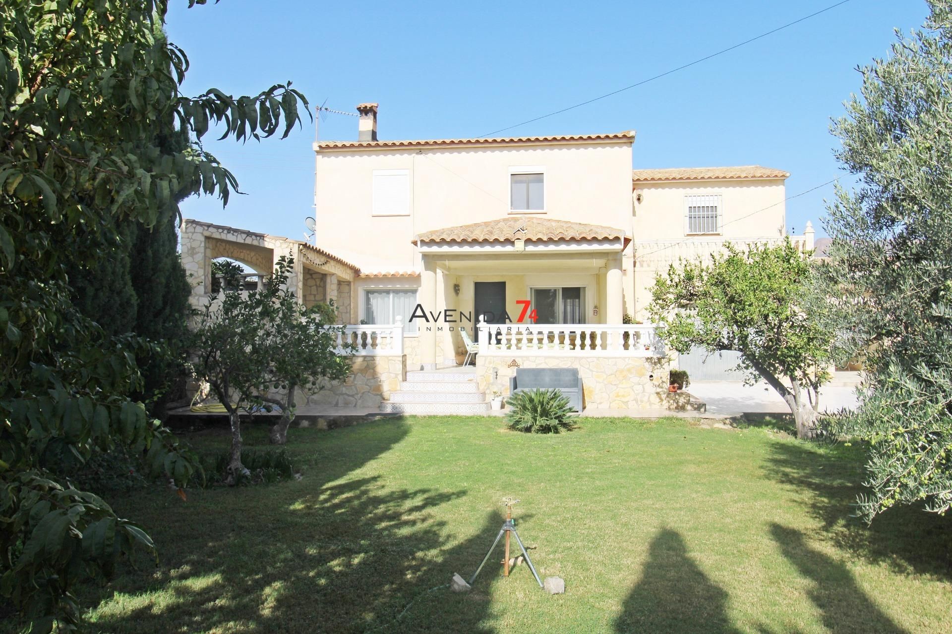 Vista exterior de Casa o xalet en venda en Lorca amb Aire condicionat, Jardí privat i Terrassa