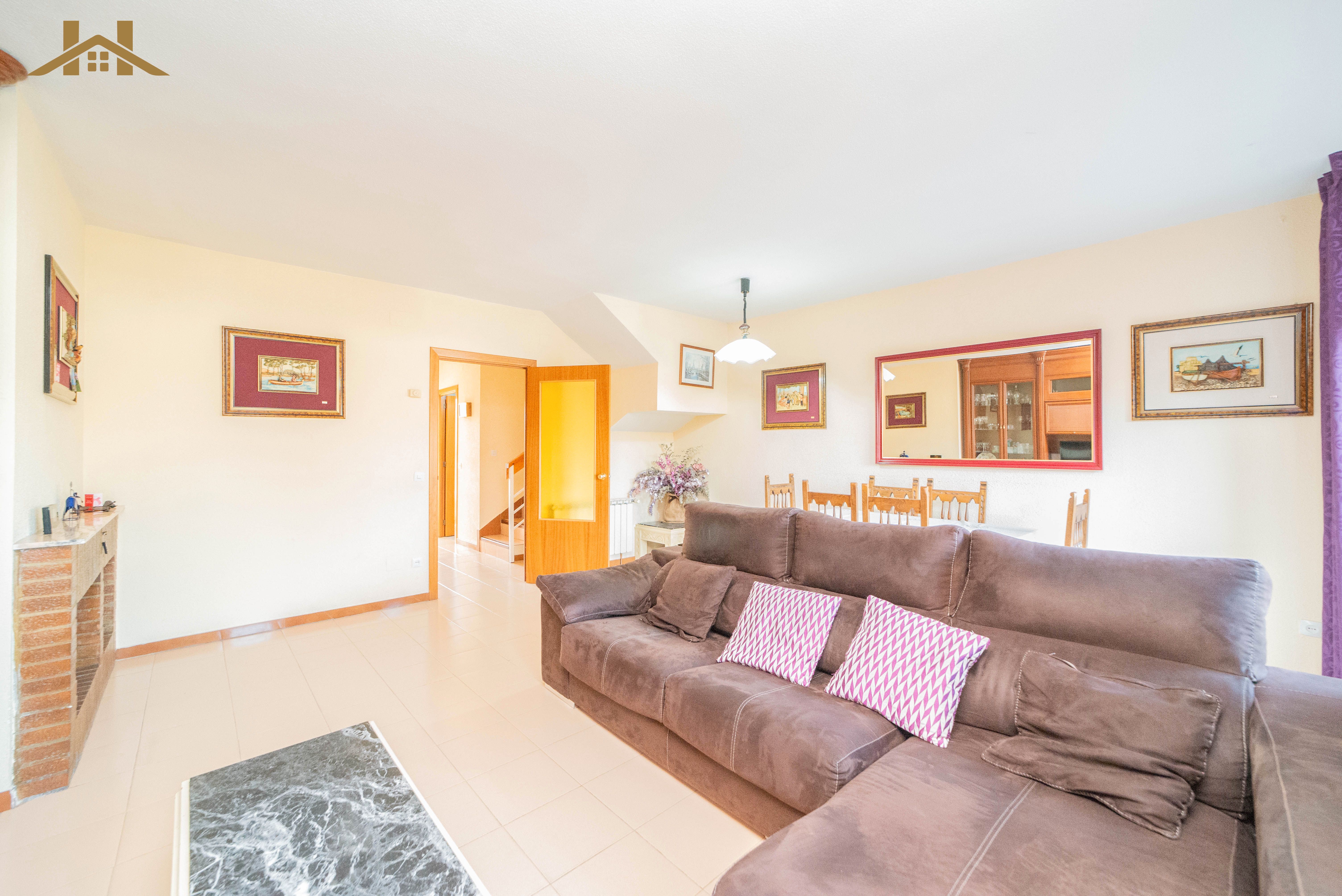 Sala d'estar de Casa adosada en venda en Guadarrama amb Jardí privat i Piscina comunitària