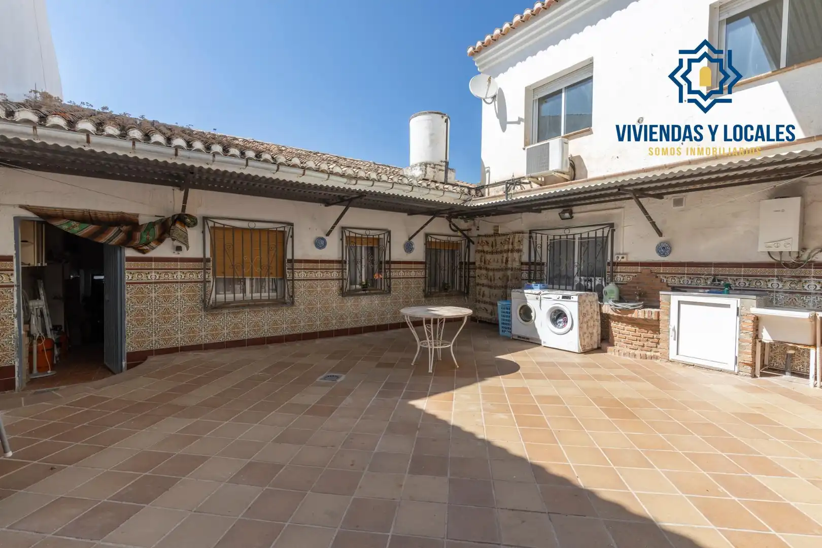 Vista exterior de Casa o xalet en venda en La Zubia amb Terrassa