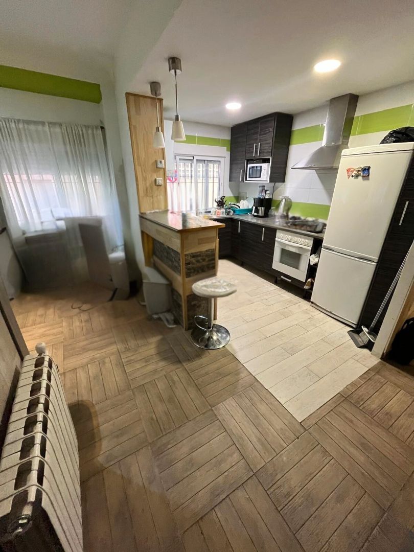 Kitchen of Flat for sale in  Zaragoza Capital  with Heating, Furnished and Oven