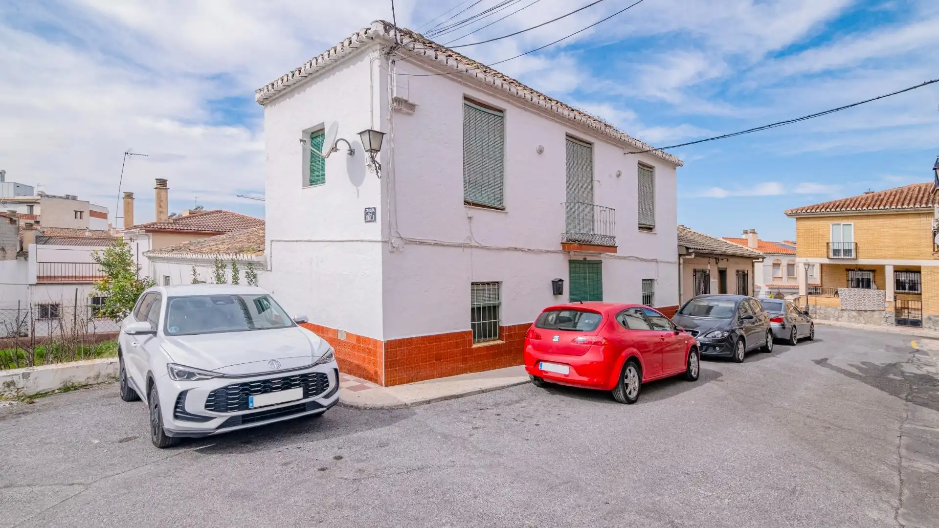 Vista exterior de Casa adosada en venda en La Zubia amb Terrassa