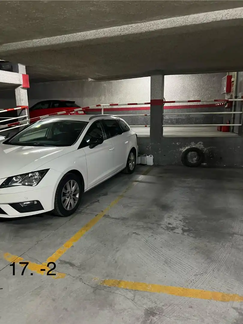 Parkplatz von Garage zum Verkauf in Nava