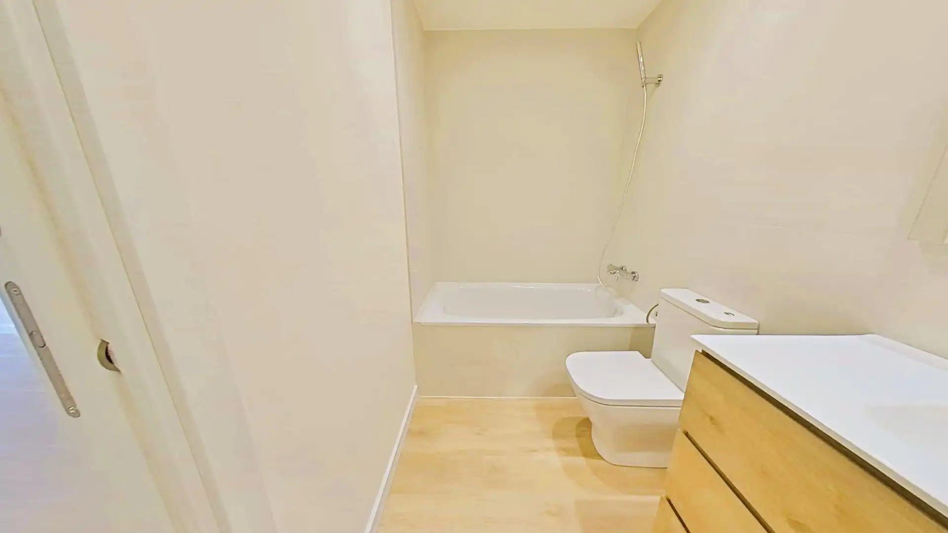 Badezimmer von Wohnung zum Verkauf in Cubelles mit Klimaanlage, Heizung und Privatgarten