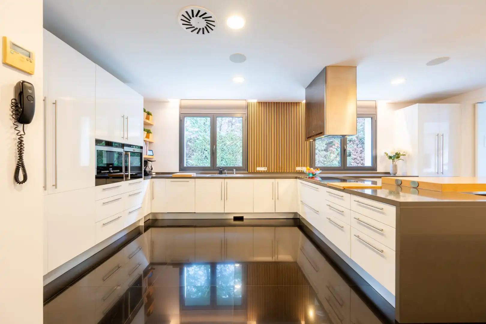 Cocina de Casa o chalet en venta en Sant Cugat del Vallès con Aire acondicionado, Calefacción y Jardín privado