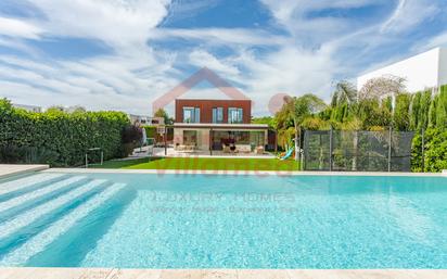 Vista exterior de Casa o xalet en venda en Bétera amb Aire condicionat, Terrassa i Piscina