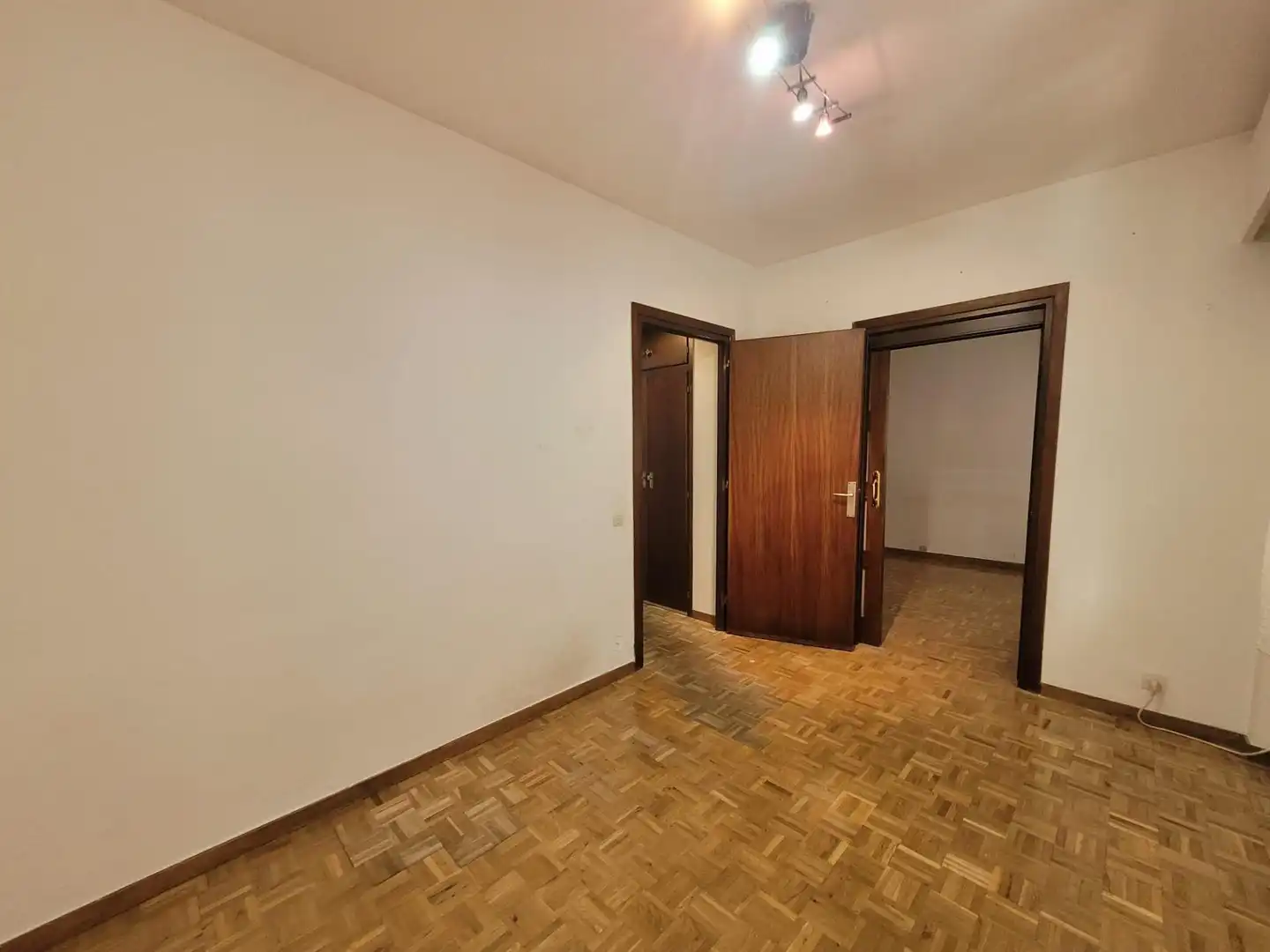 Dormitori de Apartament de lloguer en Madrid amb Calefacció, Parquet i Traster