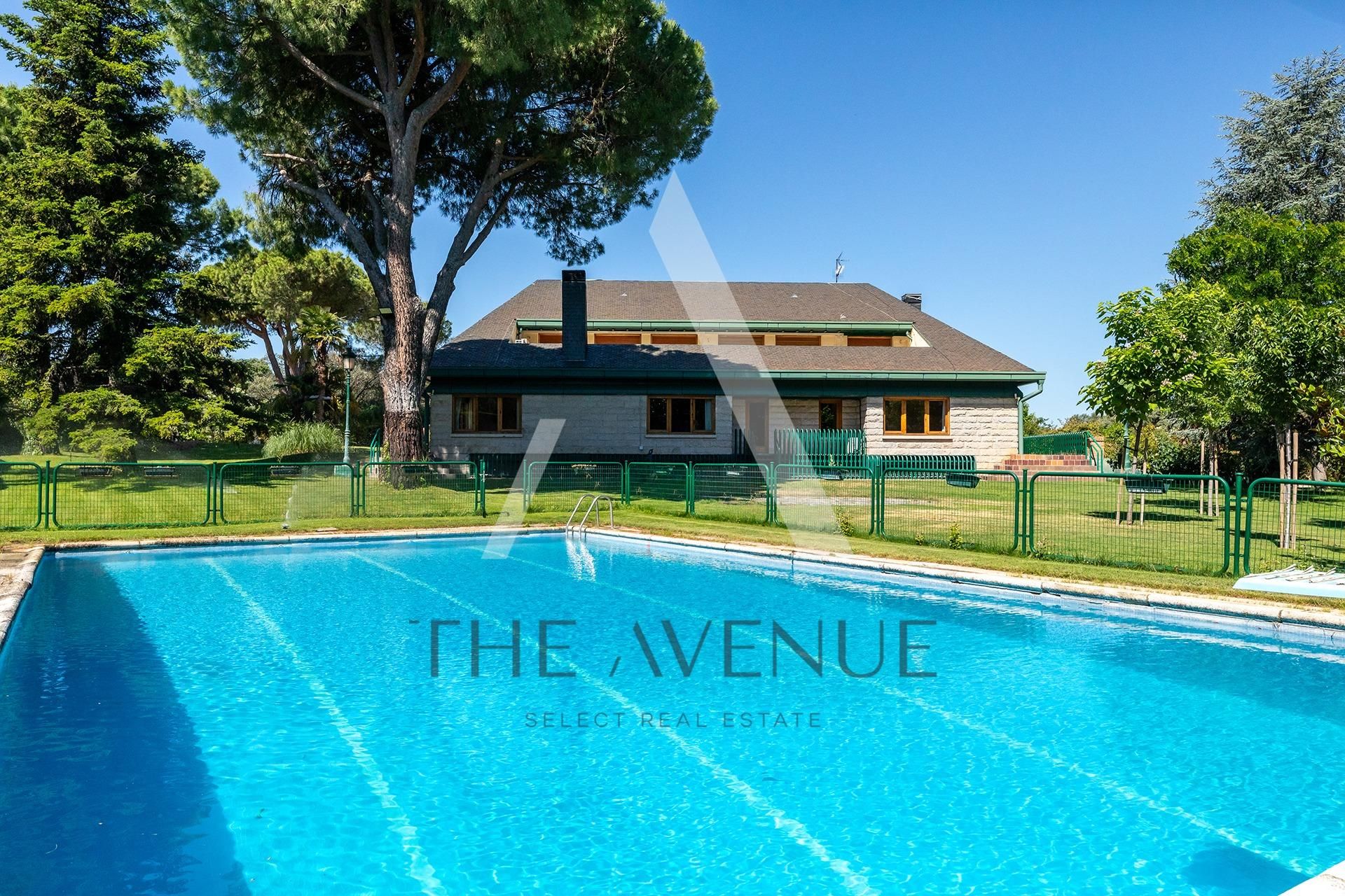 Swimming pool of House or chalet for sale in Boadilla del Monte  with Air Conditioner, Heating and Private garden