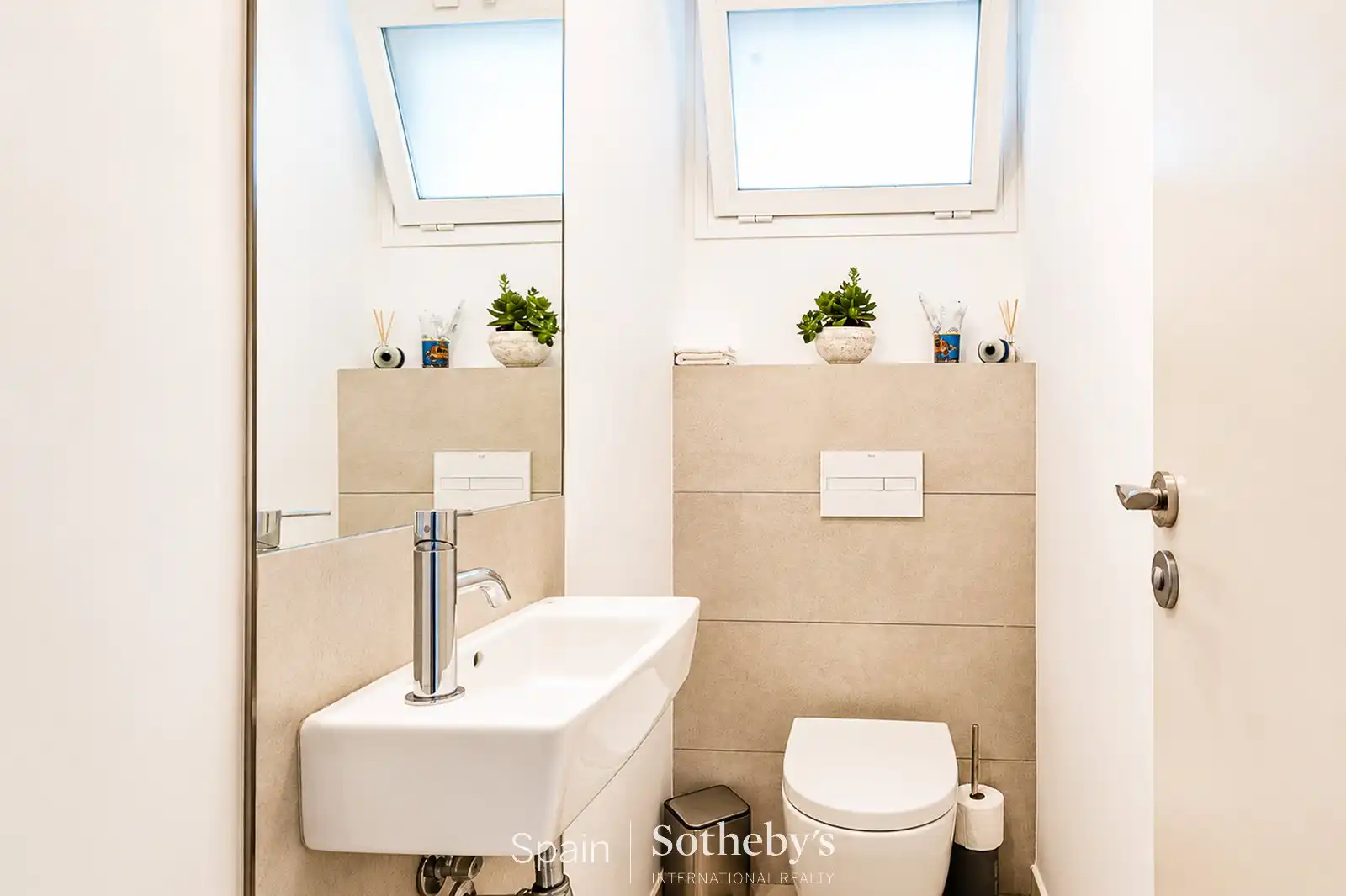 Badezimmer von Wohnungen zum Verkauf in Sitges mit Klimaanlage, Heizung und Privatgarten