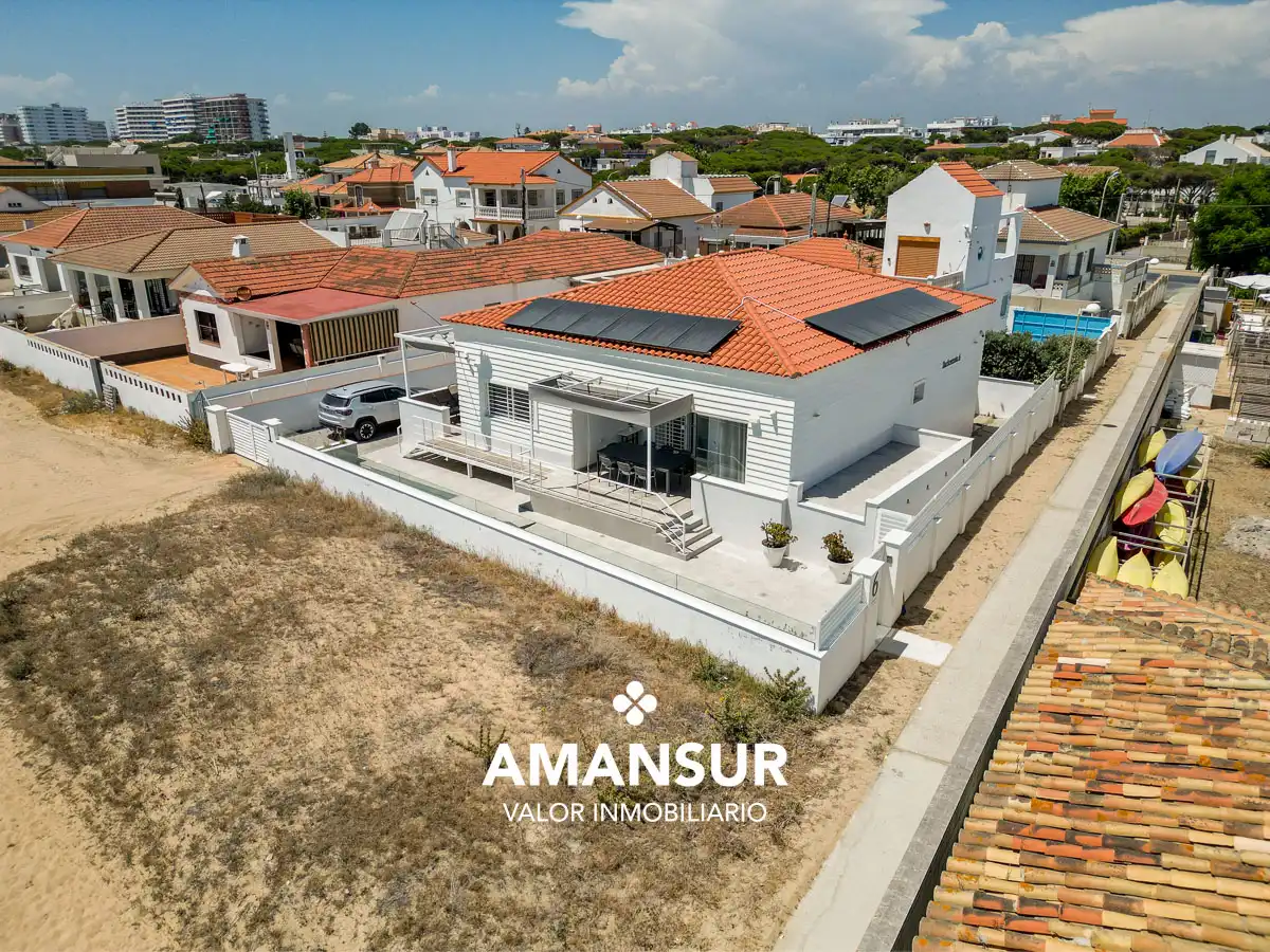 Vista exterior de Casa o xalet en venda en Punta Umbría amb Aire condicionat, Calefacció i Terrassa