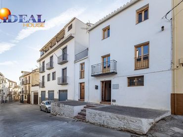 Casa con balcón en venta en Alhama de Granada