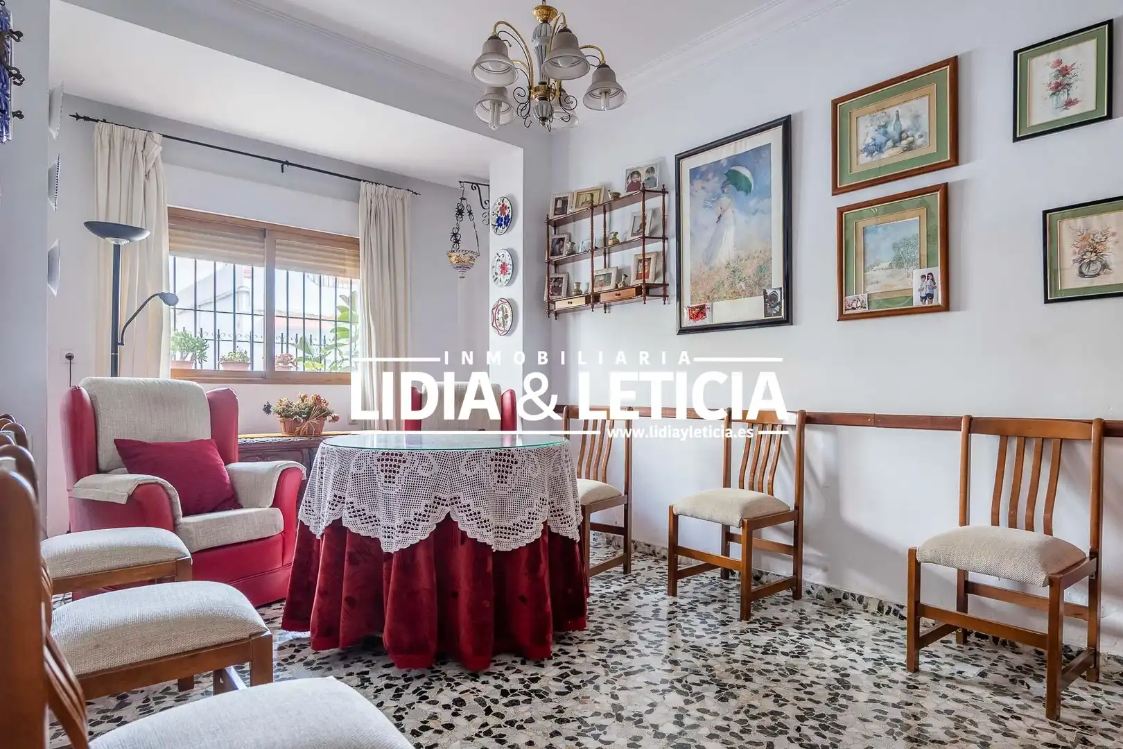 Vista exterior de Casa o xalet en venda en Alcalá de Guadaira amb Aire condicionat, Jardí privat i Terrassa
